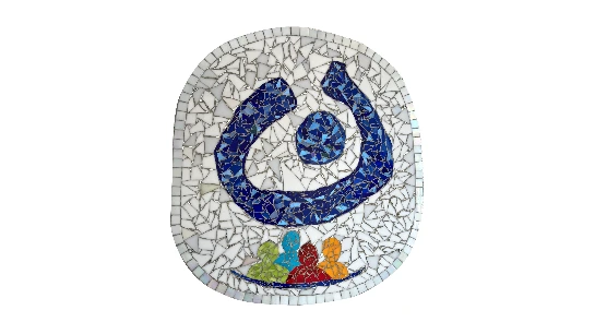 Ein Mosaikbild zeigt das bekannte blaue Logo der Lebenshilfe über einer bunten Darstellung von vier stilisierten Menschen in den Farben Grün, Rot, Blau und Orange.