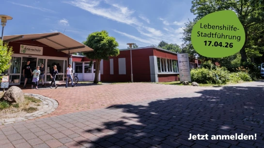 Kinder laufen aus dem Eingang der Erlenschule.