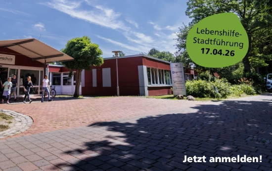 Kinder laufen aus dem Eingang der Erlenschule.